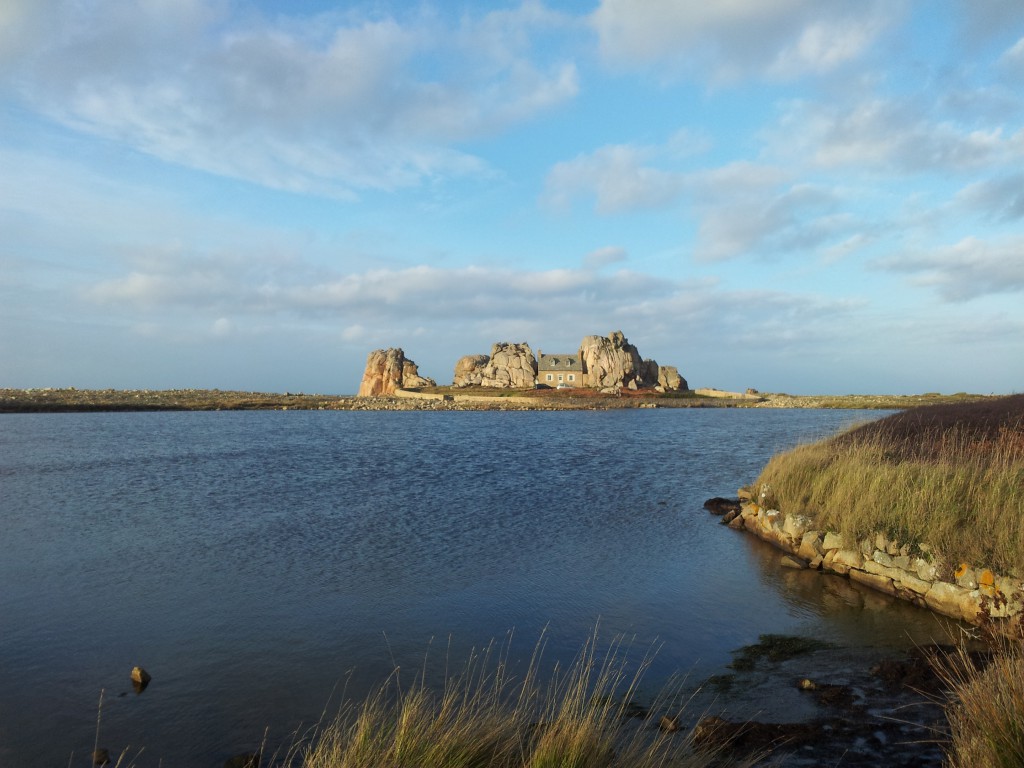 La maison dans les rochers à Poulgrescant