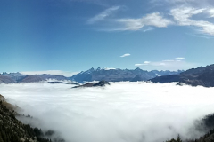 Mer de nuages sur fond de glacier