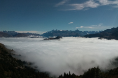 Mer de nuages sur fond de glacier