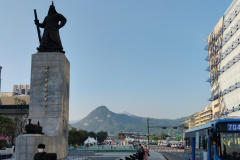 Statue de Yi Sun Shin et le Mont Bukhansan