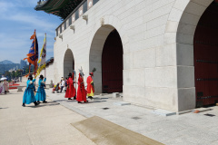 Relève de la garde sous les piliers de Gwangwamun